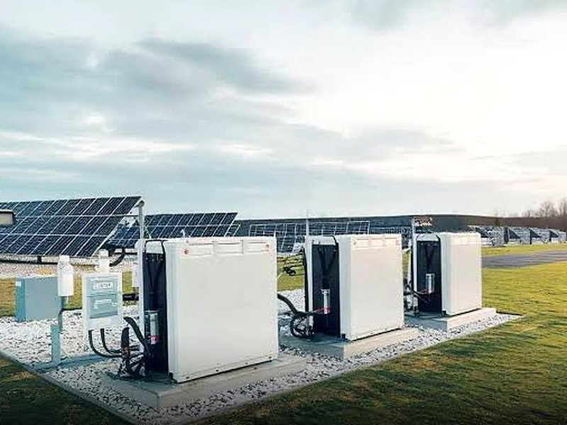 Battery storage cabinets and hybrid inverter for backup power